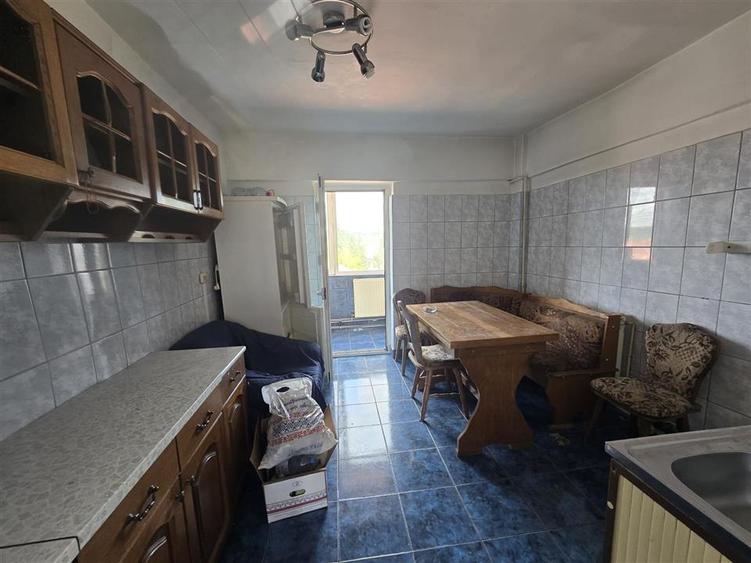 Apartament cu 3 camere decomandat, mobilat în Central