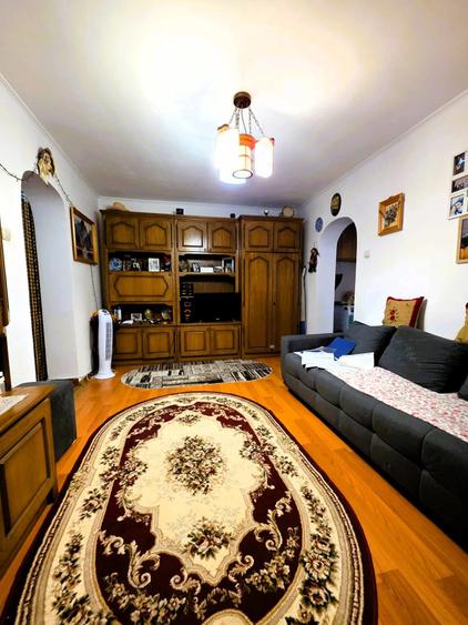 Apartament cu 3 camere semidecomandat în Tătărași