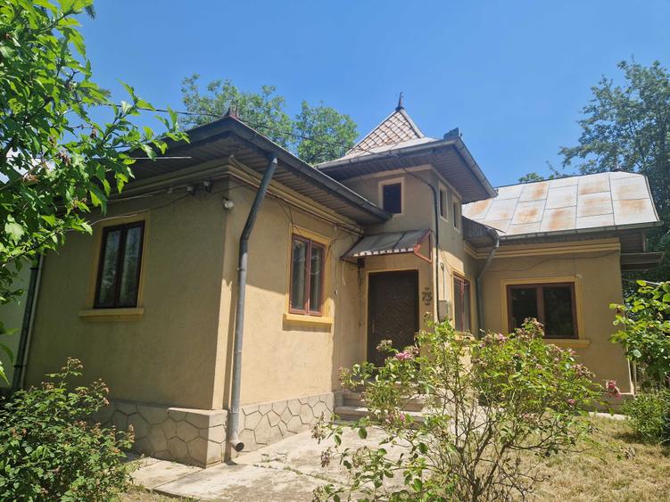 Casă cu 4 camere semidecomandat în Central