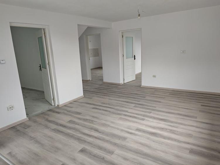 Casă cu 3 camere în Breasta