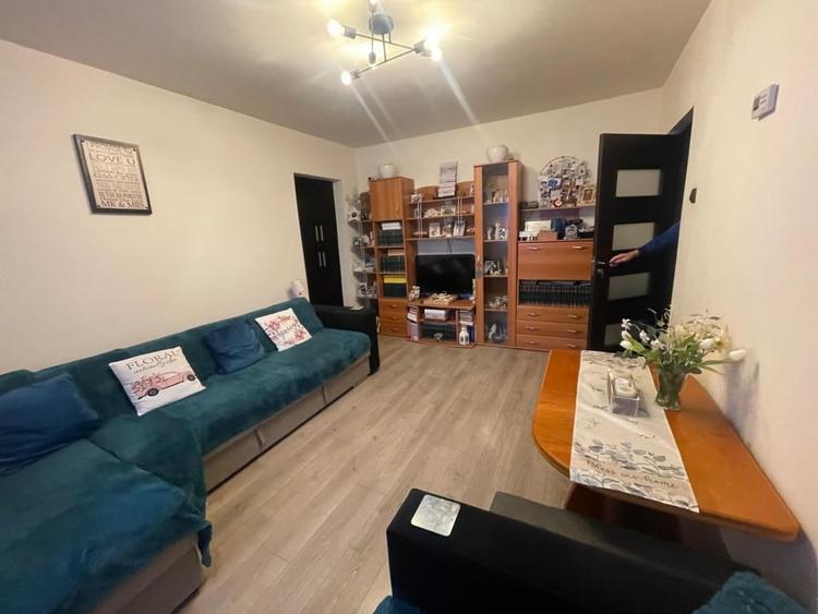 Apartament cu 3 camere semidecomandat, mobilat în Craiovița Nouă