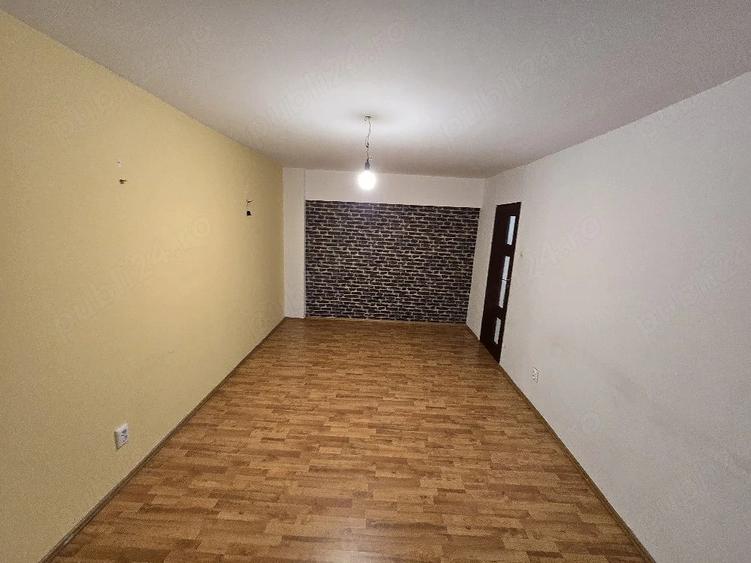 Apartament cu 3 camere decomandat în Sud