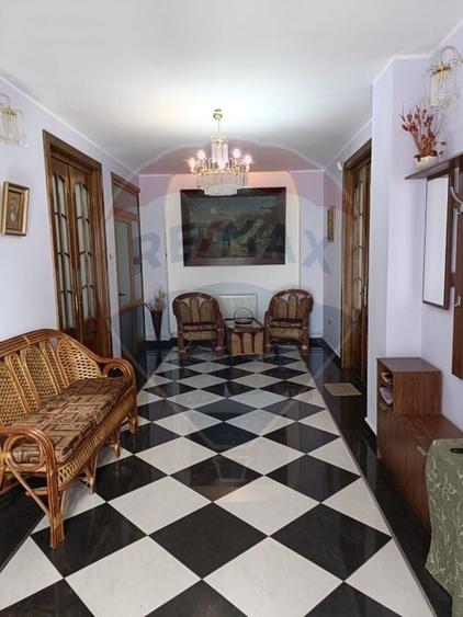 Casă individuală cu 6 camere cu Piscina în Piața Centrală