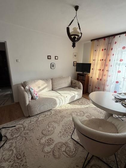 Apartament cu 2 camere semidecomandat, mobilat în Central