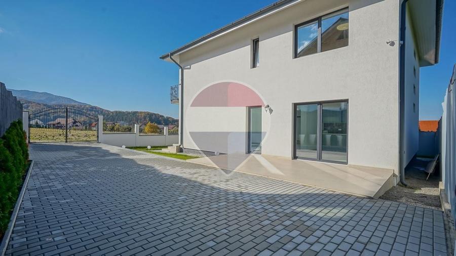 Casă individuală cu 5 camere cu Teren 400 Mp în Bunloc