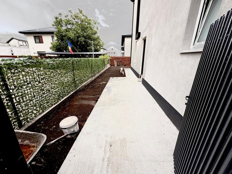 Duplex cu 5 camere cu Canalizare în Sud