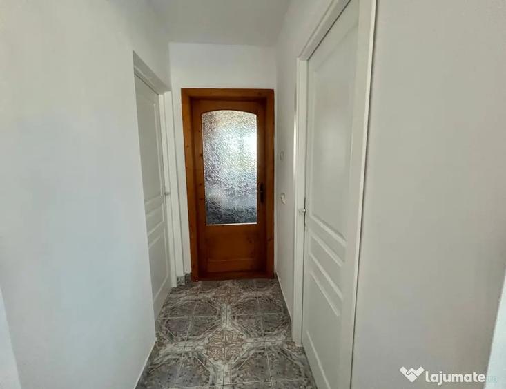 Apartament cu 3 camere semidecomandat în Cetate