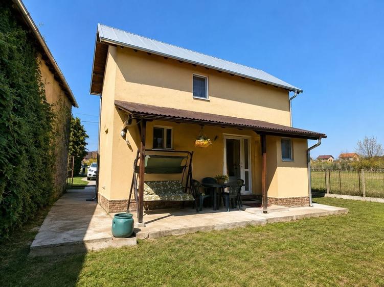 Casă individuală cu 3 camere cu Canalizare în Răzvad