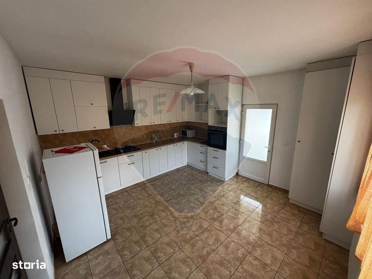 Casă cu 4 camere în Central