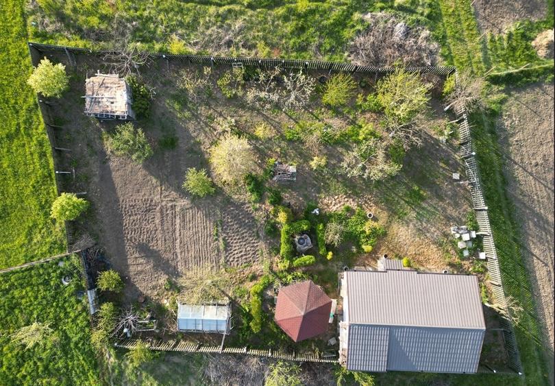 Casă cu 6 camere cu Teren 2000 Mp în Roșu