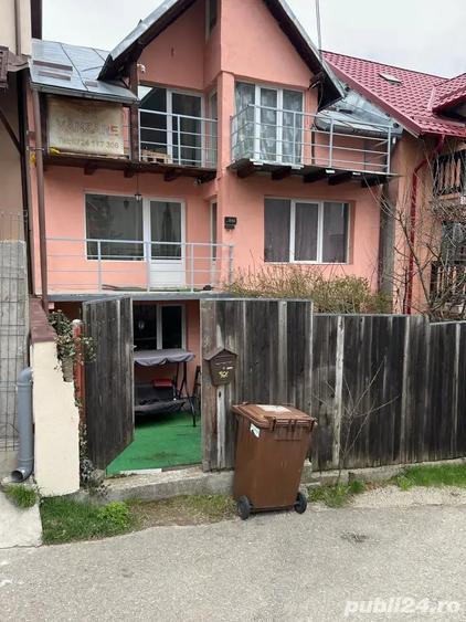 Casă cu 6 camere cu Teren 284 Mp în Poiana