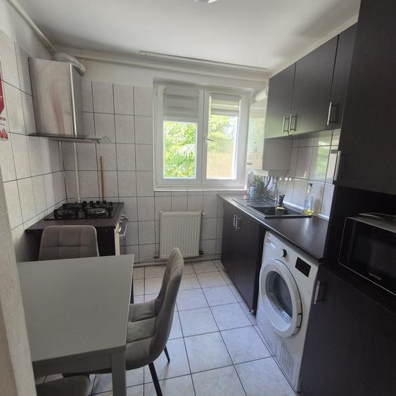 Apartament cu 3 camere semidecomandat în Vitan