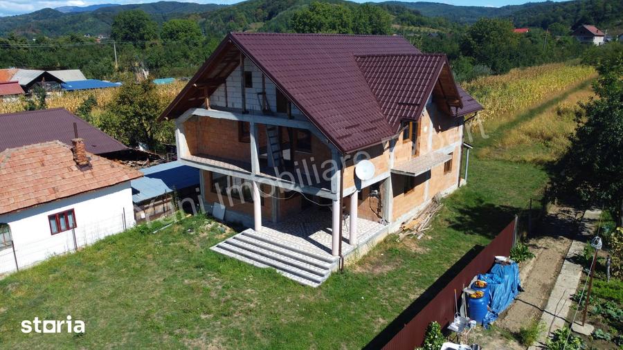 Casă cu 5 camere cu Teren 2351 Mp în Albești