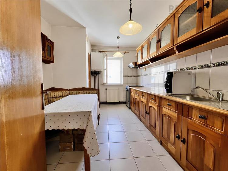 Apartament cu 4 camere decomandat în Sud