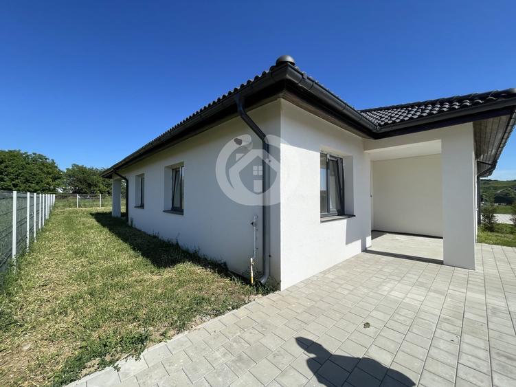 Duplex cu 3 camere cu Canalizare în Cristian