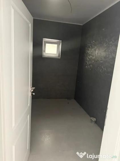 Casă cu 4 camere cu Teren 300 Mp în Malu Mare