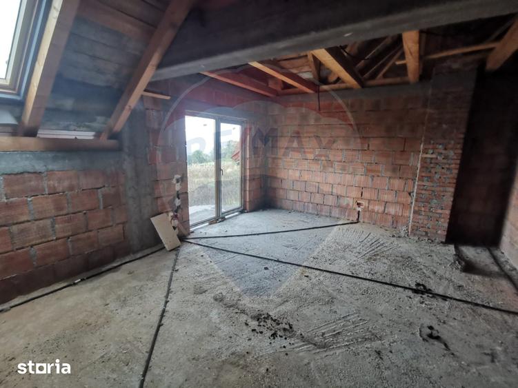 Casă cu 5 camere cu Teren 6400 Mp în Copalnic