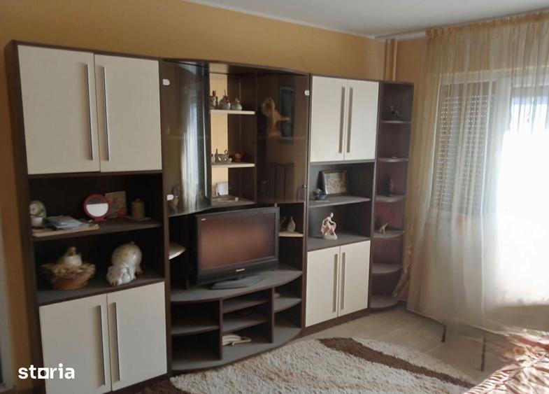 Apartament cu 4 camere semidecomandat în Micro 38
