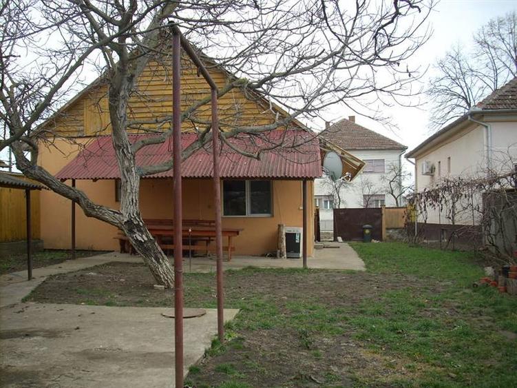 Casă individuală cu 4 camere cu Canalizare în Vladimirescu