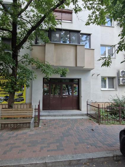 Apartament cu 3 camere decomandat în Vitan