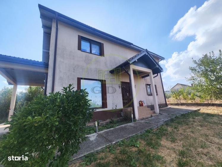 Casă cu 4 camere în Gârlești