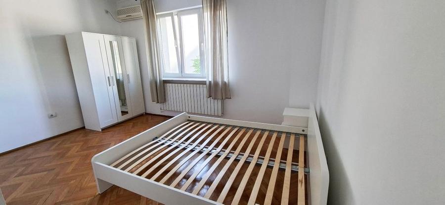 Apartament cu 5 camere decomandat, mobilat în Floreasca