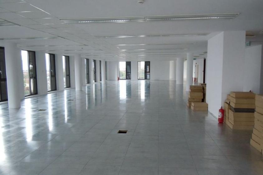 Birou, de 3,700 mp, în Central