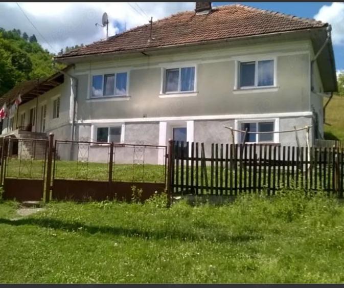 Casă cu 5 camere cu Teren 70000 Mp în Blăjeni