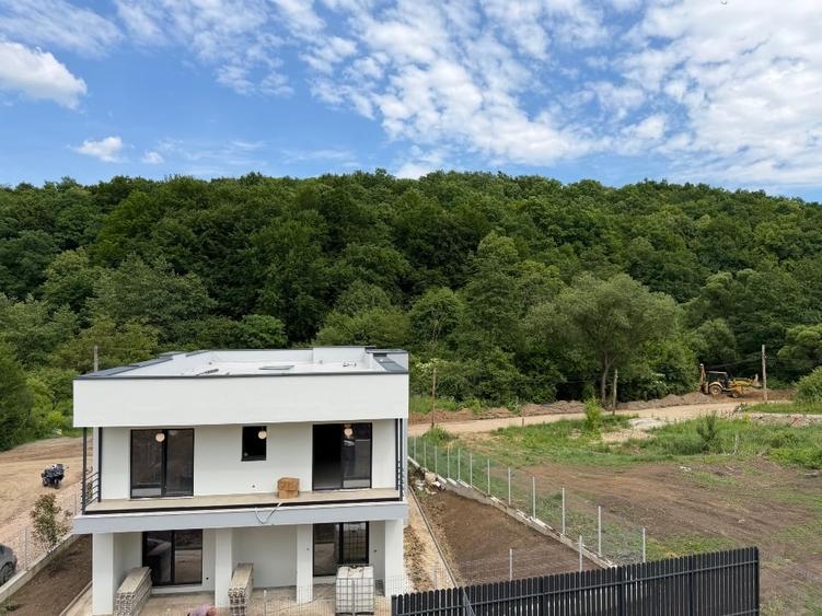 Casă individuală cu 5 camere cu Teren 500 Mp în Florești