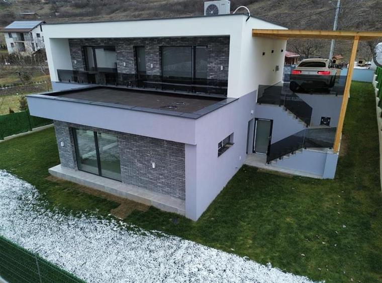 Casă individuală cu 4 camere cu Garaj în Baciu