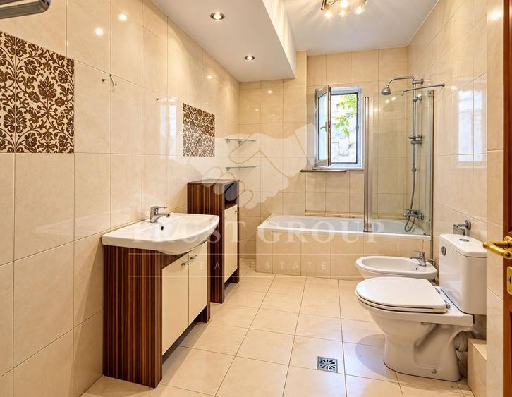 Apartament cu 4 camere decomandat în Primăverii