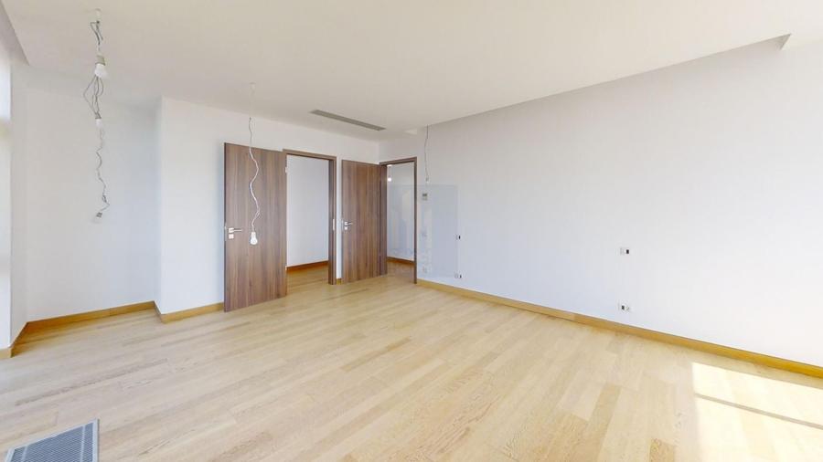 Apartament cu 4 camere semidecomandat în Eminescu