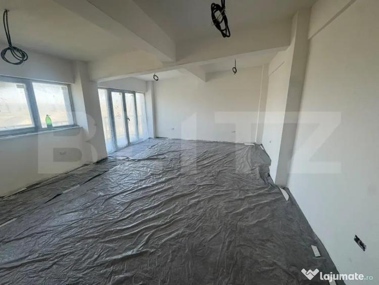 Apartament cu 3 camere semidecomandat în Rediu