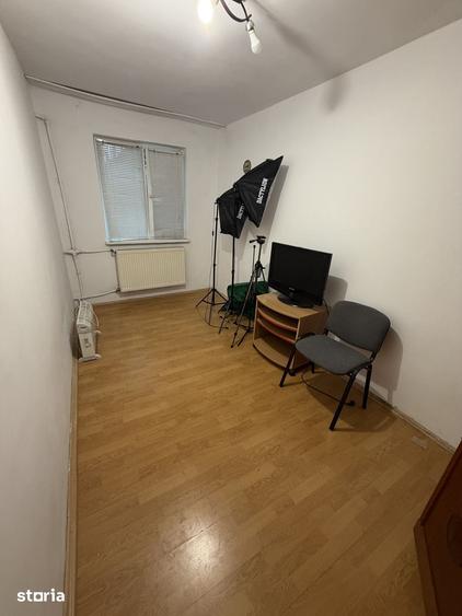 Apartament cu 3 camere semidecomandat în Craiovița Nouă