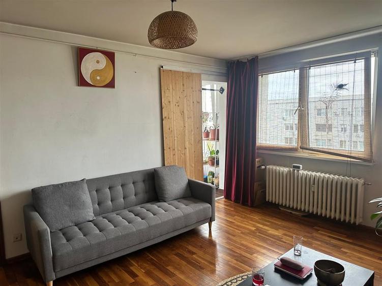 Apartament cu 3 camere semidecomandat, mobilat în Dristor