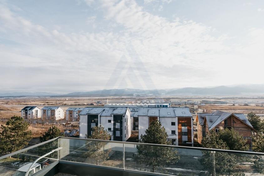 Apartament cu 5 camere decomandat în Cristian