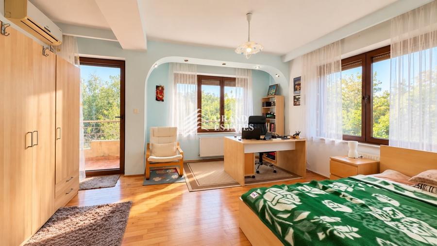 Casă individuală cu 8 camere cu Canalizare în Snagov
