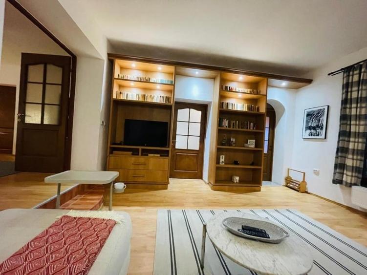 Apartament cu 4 camere decomandat, mobilat în Central
