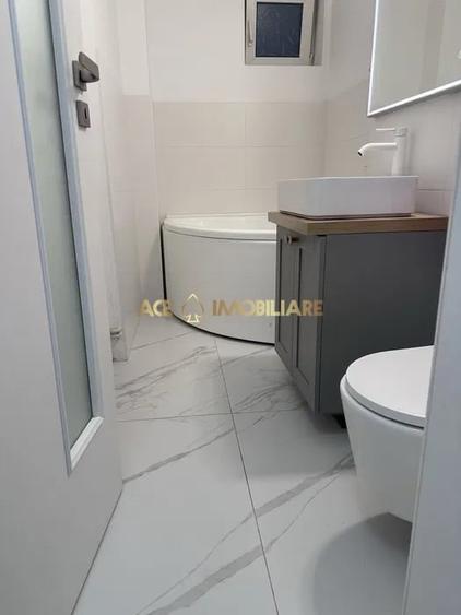 Apartament cu 3 camere semidecomandat, mobilat în Baba Novac