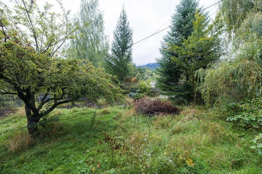 Casă individuală cu 7 camere cu Teren 1259 Mp în Bran