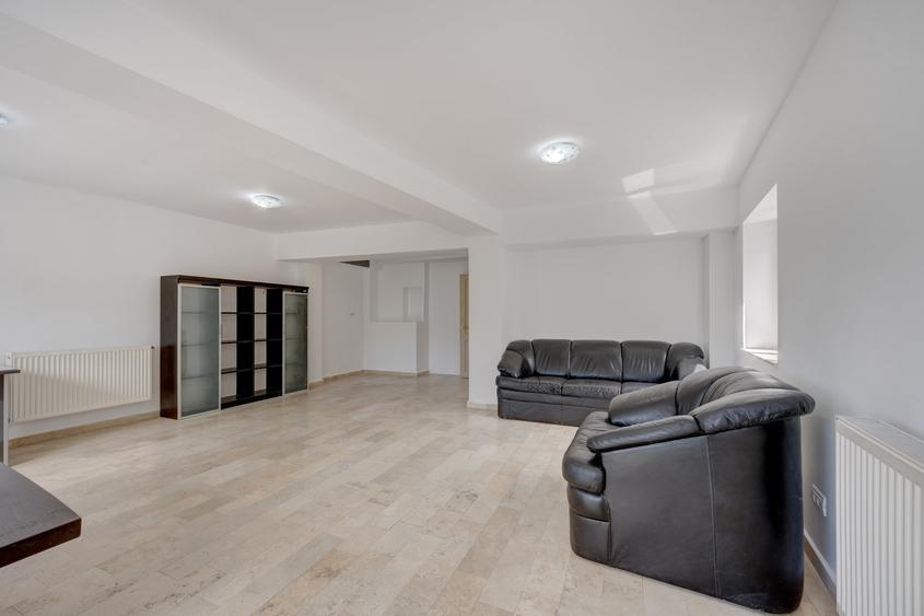 Apartament cu 3 camere decomandat în Drumul Sării