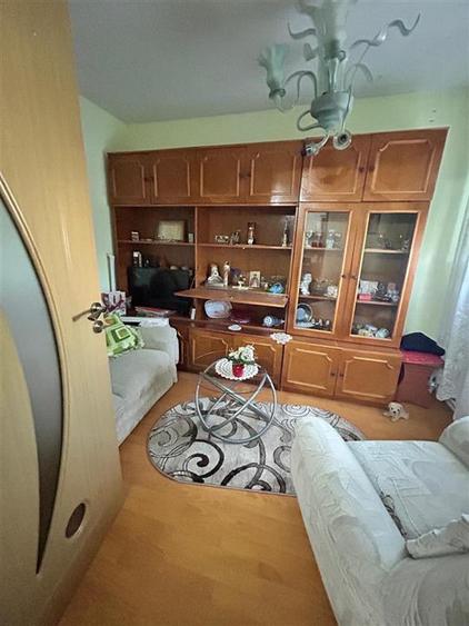 Apartament cu 4 camere semidecomandat în Apollo