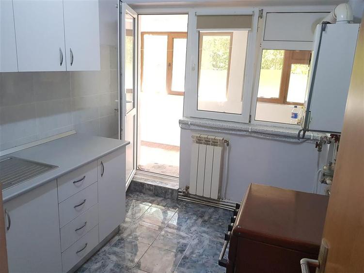 Apartament cu 3 camere semidecomandat în Marna