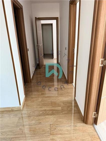 Apartament cu 3 camere decomandat în Tractorul