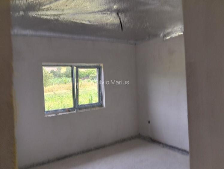 Casă cu 3 camere în Petrești