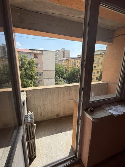 Apartament cu 3 camere semidecomandat în Cet