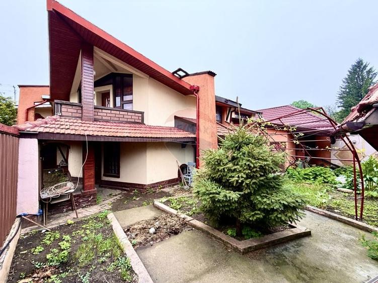 Casă individuală cu 9 camere cu Teren 500 Mp în Nord