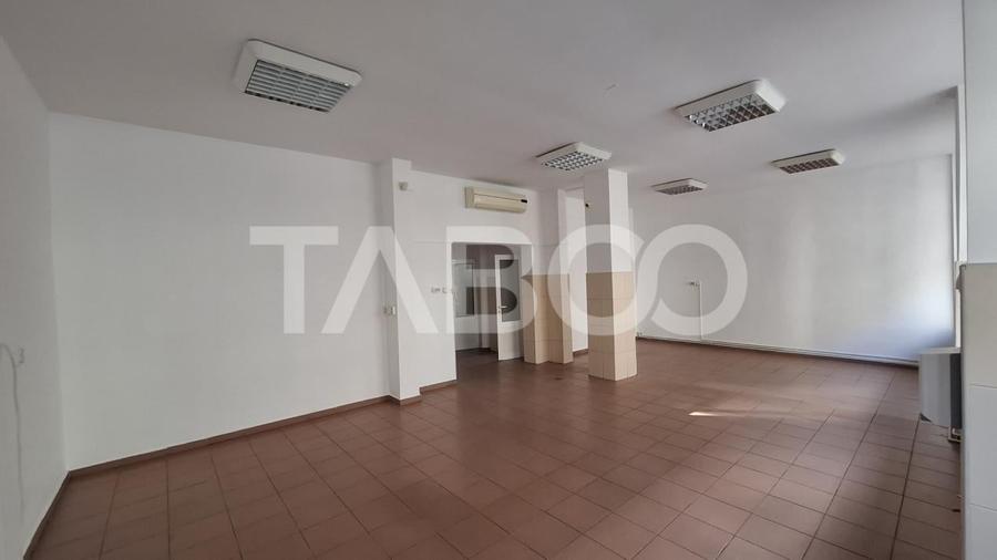 Spatiu comercial cu vitrina 8m si vad pietonal 120 mpu Valea Aurie - 1
