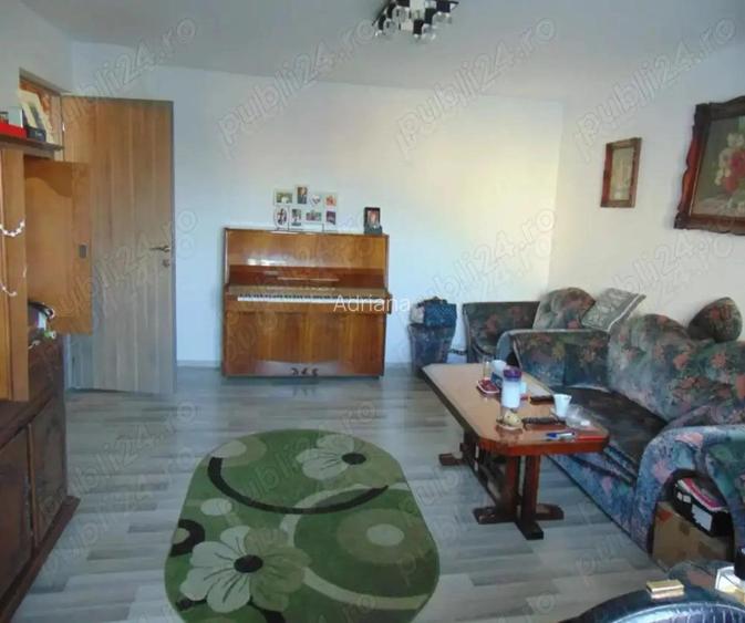 Apartament de vanzare 3 camere decomandat , situat in Zona Lunei