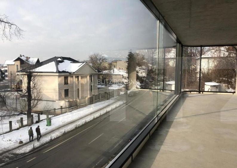 Open space in cladire de birouri moderna